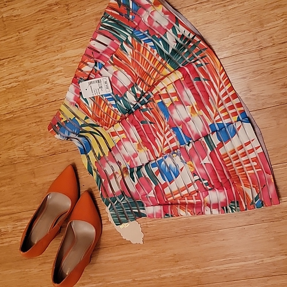 Summer colorful fitted flare skirt in size small.